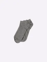 Par de soquetes grises de algodón.