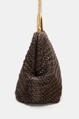 Bolso tipo sobre alargado color marrón oscuro, con textura trenzada y asa metálica dorada.