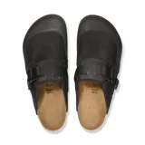Zueco Birkenstock modelo Boston Nova, color negro, con diseño técnico que combina cuero y tejido sintético. Cuenta con una hebilla metálica ajustable sobre el empeine y la clásica plantilla de corcho anatómica con suela dentada.