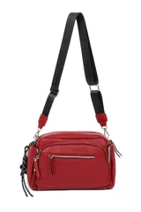 Bandolera de cuero sintético color rojo, con múltiples compartimentos con cierre metálico, correa ajustable de cinta negra y detalle de llavero colgante con cordón trenzado.