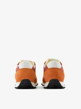Championes urbanos New Balance modelo U471, con diseño inspirado en el running de los años 70. Presenta una combinación de colores naranja y bordó con el logo lateral en amarillo. Confeccionados con paneles de ante y material sintético, cuentan con entresuela de EVA y suela de goma con diseño de espiga.