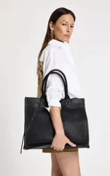 Cartera tipo tote de gran tamaño, color negro, con diseño estructurado y superficie perforada tipo mesh. Cuenta con doble asa de mano y cierre interno con cordón ajustable.