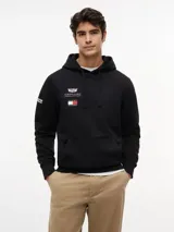 Buzo con capucha y cordón ajustable, confeccionado en algodón. Presenta un diseño de corte regular con bolsillo tipo canguro, puños y bajo de punto canalé. Incluye logos de la colaboración Cadillac Formula 1 Team y Tommy Hilfiger en el pecho, además de detalles distintivos en la manga y la nuca.
