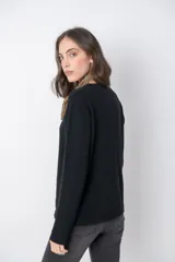 Sweater celeste de tejido de punto liso, con cuello redondo y mangas largas.