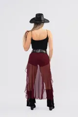Pollera midi de tul color bordó con transparencias, diseño de volados asimétricos y culotte incorporado.