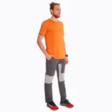 Remera deportiva naranja de manga corta con logo de la marca Merrell estampado en el pecho.