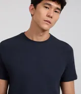 Remera celeste de algodón acanalado, corte slim fit, cuello redondo y mangas cortas.