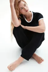 Jogging negro de felpa con interior cepillado suave, cintura elástica fruncida con cordón ajustable y puños elásticos en los bajos.