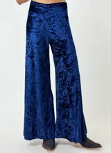 Pantalón de terciopelo azul con corte ancho y tiro alto.
