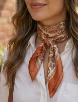 Pañuelo cuadrado de satén con estampado de arabescos en tonos blanco y azul.