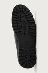 Zapato de cordones de estilo derby, color negro, con parte superior lisa, detalle de bordón en el empeine, horma redonda y suela track dentada.