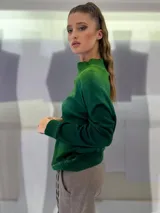 Buzo oversize verde con cuello alto y puños tejidos en morley. Confeccionado en lana merino teñida artesanalmente.