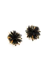 Aros tipo caravanas con diseño floral, combinando pétalos de metal dorado brillante con pétalos de tela de red negra en el centro.