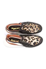Zapatilla deportiva marrón de cuero liso con detalles en beige y plateado. Presenta cierre lateral y suela gruesa blanca.