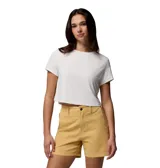 Remera corta de color blanco, de manga corta, con cuello redondo acanalado y ajuste ceñido al cuerpo. Confeccionada con tecnologías de protección solar y absorción de humedad.