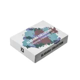 Billetera marrón y rosa de cuero con sistema de apertura automática para tarjetas.