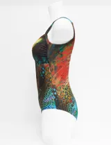 Malla entera estampada con diseño colorido y vibrante, escote en V con detalle de aplique metálico y breteles finos regulables. Cuenta con copas armadas y forro interno.