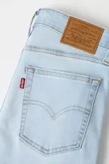 Jeans Levi's modelo 726 Hi Rise Flare, tiro alto y corte acampanado en tono celeste claro.