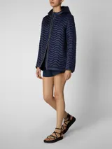 Campera azul marino con diseño acolchado de ondas, capucha, cierre frontal dorado y dos bolsillos laterales con cierre.