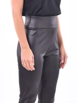 Calza negra de cuero sintético con cintura alta.
