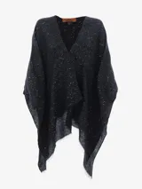 Capa tipo bufanda de tacto suave, con diseño en zigzag en tonos oscuros y detalles brillantes o lentejuelas. Presenta un escote en V cruzado y bordes deshilachados.