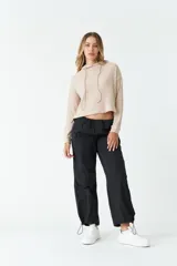 Remera de manga larga color beige, con capucha ajustable y puños. Tejido de punto acanalado.