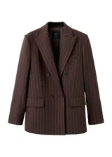 Blazer de corte sastrero en color marrón oscuro con diseño de rayas diplomáticas verticales. Presenta solapas clásicas, cierre frontal con botones y bolsillos laterales con solapa.