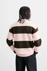 Jersey de punto de tacto suave con diseño de rayas horizontales anchas en color rosa claro y marrón oscuro. Presenta cuello redondo, manga larga y terminaciones en rib.