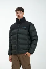 Campera puffer negra con cuello alto, cierre frontal con cremallera y logo de la marca en el pecho.