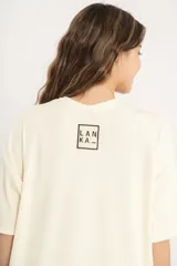 Remerón color crema de tejido acanalado, con cuello redondo, mangas cortas y tajos laterales.