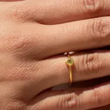 Anillo de plata 925 bañada en oro 18k con una piedra peridoto engarzada en forma de gota.
