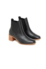 Botín tipo Chelsea de cuero negro con textura floater, paneles laterales elásticos y tacón de bloque en madera.