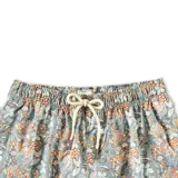 Short de baño con estampado floral y paisley en tonos azules, naranjas y blancos. Cuenta con cintura elástica con cordón ajustable, bolsillos laterales y bolsillo trasero.