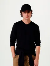 Camiseta unisex de manga larga color beige, con escote en V.