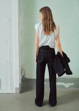 Jeans Susan de tiro alto y diseño balloon, confeccionados en tejido de algodón estilo vaquero en color negro con costuras pespunteadas en contraste. Cuentan con cierre de botón y cremallera, presillas para cinturón y diseño de cinco bolsillos.