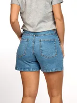 Short de jean de tiro alto color celeste con bolsillos delanteros y traseros.