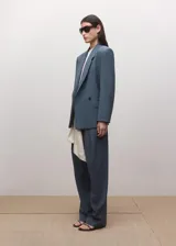 Blazer de corte sastrero en color azul petróleo, con diseño de doble botonadura, solapas clásicas y hombreras estructuradas.