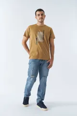 Pantalón de jean de hombre, corte slim cropped, con bolsillos y cremallera.