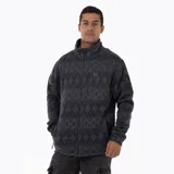 Campera polar con cierre frontal completo, confeccionada en tejido exterior tipo punto con estampado geométrico en tonos oscuros. Cuenta con cuello alto, bolsillos laterales y un bolsillo vertical en el pecho con cierre, además de un parche con el logo de la marca.