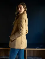 Campera de abrigo negra marca Michael Kors, con cierre central oculto y botones a presión, bolsillos delanteros, puños elastizados, avíos metálicos dorados con logo y capucha de piel sintética desmontable.