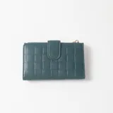 Billetera verde oscuro de cuero sintético con textura acolchada y bolsillo exterior con cierre y detalle de cinta étnica geométrica.