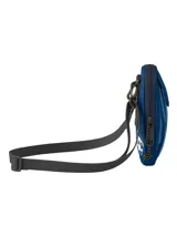 Bolso bandolera pequeño de la marca Caterpillar, color azul con textura cuadriculada. Cuenta con cierre frontal, correa ajustable y etiqueta lateral con el logo de la marca.
