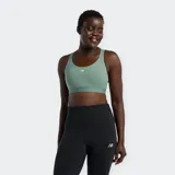 Top deportivo New Balance Essential Train de soporte medio, color verde menta, con escote redondo y tirantes anchos. Presenta el logo NB en blanco en el pecho.