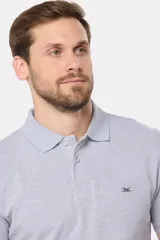 Remera polo azul con cuello en rib y botones personalizados.