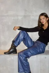 Pantalón cargo colorado de tela brillante con elástico en la cintura y bolsillos con solapa.