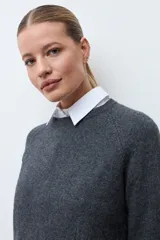 Sweater de tejido de punto con mezcla de cashmere, color beige melange, de cuello redondo, manga larga y corte recto con terminaciones acanaladas.