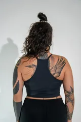 Musculosa deportiva de lycra con doble tela, diseño ajustado y estampa pequeña en el pecho.