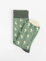 Medias de caña media color verde, confeccionadas en algodón con estampado de gansos blancos, puntera en color crudo y talón y puño acanalado en gris oscuro.