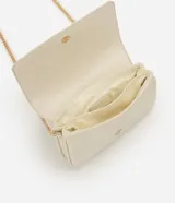 Cartera transversal pequeña Satinato en PU color bordó, con compartimentos internos, solapa frontal con detalle metálico y correa larga de cadena dorada.