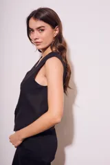 Chaleco de corte sastre con escote en V y cierre frontal de botones. Presenta un diseño sin mangas, entallado al cuerpo, confeccionado en una mezcla de lino y viscosa.